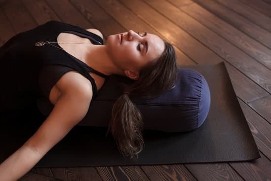 Come Fare Il Corvo Yoga 1 Impara come fare il corvo yoga seguendo queste semplici istruzioni per migliorare il tuo equilibrio e la tua forza