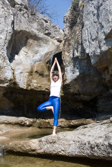 Come Cominciare a Fare Yoga 1 Scopri come cominciare a fare yoga con semplici esercizi e segui le nostre istruzioni per una pratica efficace