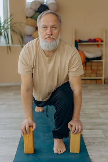 A 85 Anni Comincia a Fare Yoga 17 Inizia a praticare yoga a 85 anni e porta equilibrio, flessibilità e serenità nella tua vita!