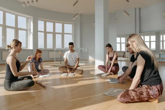 Scopri quanto guadagna un insegnante di yoga e quali sono i fattori che influenzano il suo stipendio