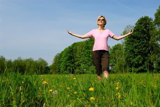Scopri l'importanza delle posizioni complicate di yoga per migliorare la tua flessibilità e stabilità mentale