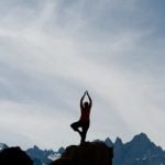 Scegli abbigliamento comodo e traspirante per praticare yoga e goditi il massimo comfort durante le tue sessioni