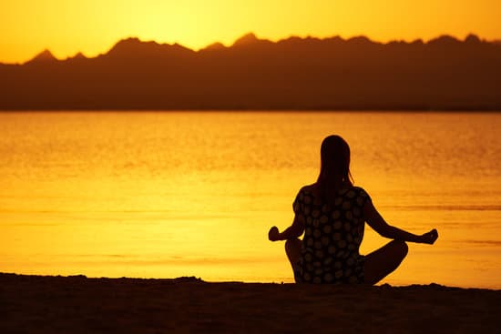 Festeggia il Natale in armonia con te stesso praticando yoga, la disciplina che unisce mente, corpo e spirito