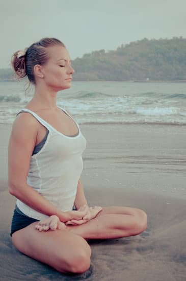 Come Fare Yoga E Meditazione 1 Sperimenta la pace interiore: impara come fare yoga e meditazione per raggiungere l'equilibrio mente-corpo in pochi passi
