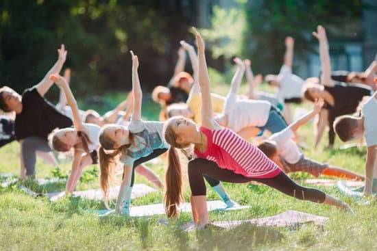 A Che Ora Fare Yoga 1 A che ora fare yoga: scopri il momento ideale per la tua pratica e goditi i benefici del rilassamento e del benessere