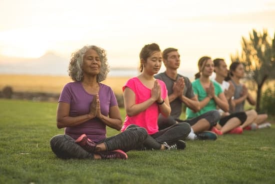 Quanto Yoga Fare Al Giorno 17 Scopri quanto yoga fare al giorno per ottenere benefici duraturi per la tua mente e il corpo