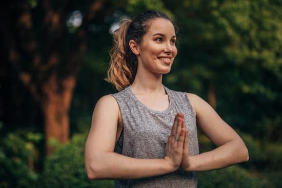 Come Praticare Yoga a Casa 1 Scopri come praticare yoga a casa con semplici esercizi e video tutorial