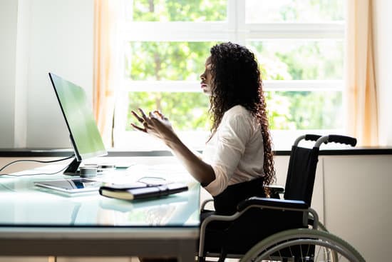 A Chi E' Consigliato Lo Yoga 1 Scopri a chi è consigliato lo yoga: giovani o adulti, principianti o esperti, lo yoga è per tutti!