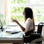 Come Iniziare a Fare Yoga Scopri come iniziare a fare yoga con semplici esercizi e poi progredisci gradualmente per ottenere benefici duraturi