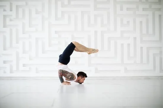 Il tuo benessere non ha età! Scopri come iniziare lo yoga a 85 anni per mantenerti attivo e flessibile