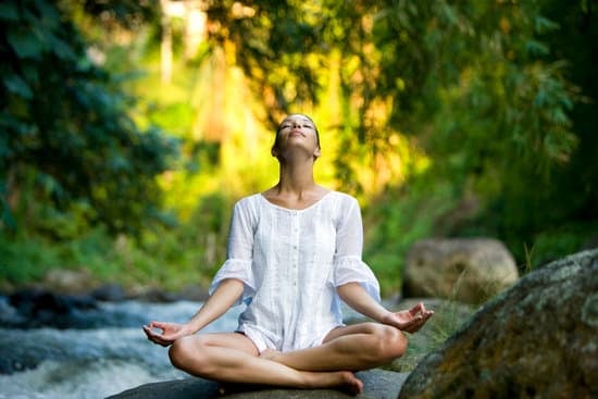 Che Cos'E' Yoga 1 Cos'è lo yoga? Scopri i benefici e la filosofia millenaria del yoga per il benessere del corpo e della mente