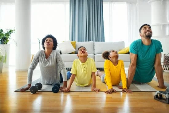 Scopri come si fa a fare yoga con semplici esercizi per rilassare mente e corpo