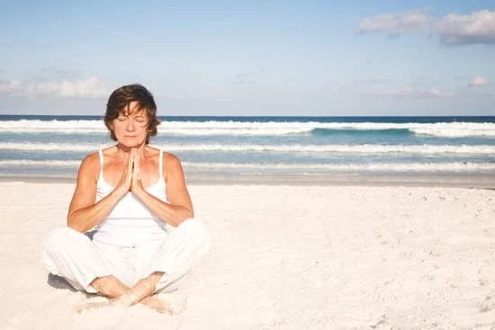 Chi ha il Parkinson può fare yoga: scopri i benefici di questa pratica per la gestione dei sintomi
