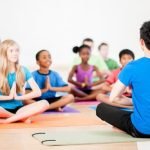 Che CosaE' Lo Yoga Quali Esercizi Si Fanno Scopri i benefici dello yoga e le varietà di esercizi praticabili per migliorare il benessere fisico e mentale