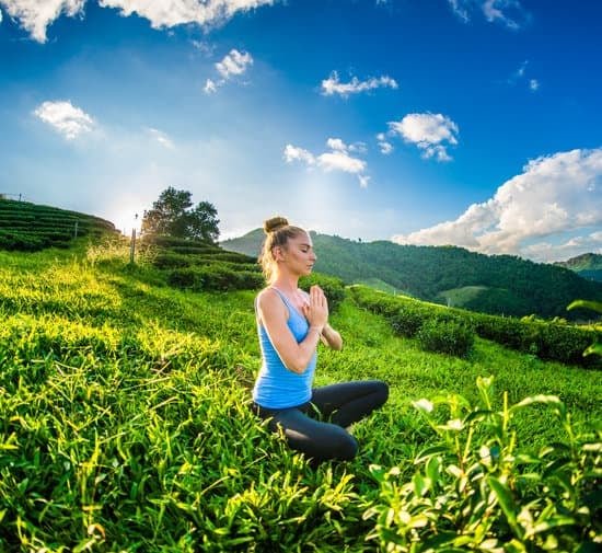 Cosa Fa Lo Yoga Al Corpo 1 Scopri i molteplici benefici che lo yoga apporta al corpo, migliorando la salute e il benessere generale