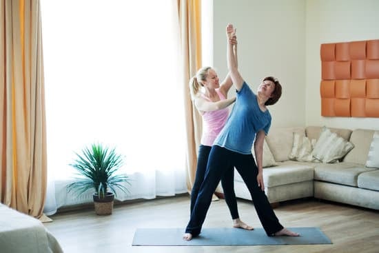 Come Cominciare a Fare Yoga a Casa Da Soli 9 Inizia a praticare yoga da casa con semplici video tutorial su YouTube