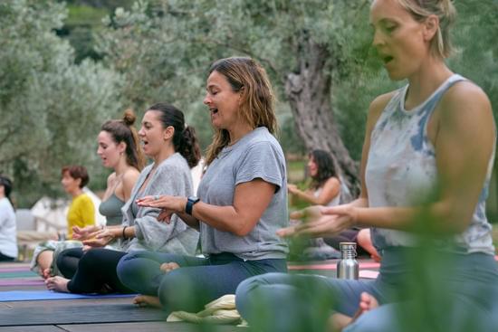 Che Posizione Yoga E Manenersi Solo Sul Bacino 1 Trova la tua stabilità attraverso il posizionamento del bacino nella pratica dello yoga