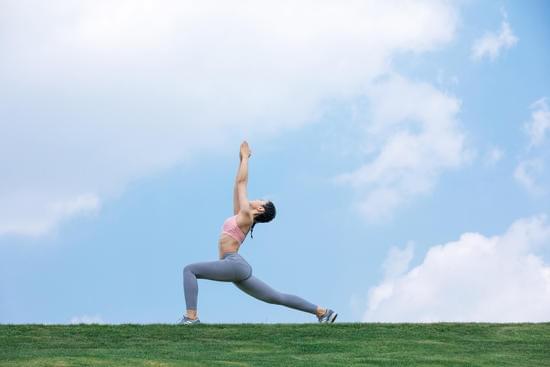 A Tutto Yoga Saluto Al Sole 1 Il saluto al sole: praticare A TUTTO YOGA per un benessere completo mente-corpo in armonia