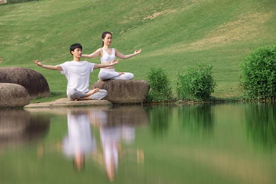 Che Xosa E'O Yoga 1 Scopri il significato del termine 'Yoga' e come praticarlo per trovare equilibrio e benessere interiore