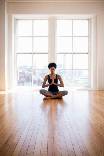 Quante Calorie Si Bruciano Con Lo Yoga 3 Scopri quante calorie si bruciano con lo yoga e ottieni la forma desiderata in modo equilibrato e rilassante