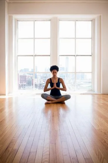Scopri quante calorie si bruciano con lo yoga e ottieni la forma desiderata in modo equilibrato e rilassante