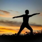 Come Fare Lo Yoga a Casa Scopri come fare lo yoga a casa con semplici esercizi e pratiche per mantenere uno stato di benessere