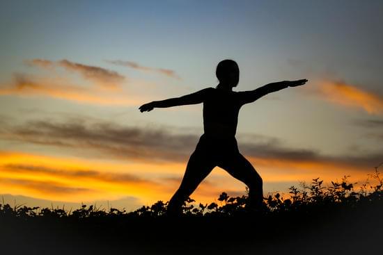 Scopri come fare lo yoga a casa con semplici esercizi e pratiche per mantenere uno stato di benessere