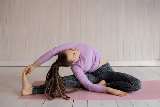 Scopri come praticare il yoga con lezioni ispirate a Yogi Bhajan per migliorare il tuo benessere