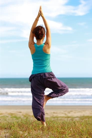Scopri il modo corretto su come lavare il tappetino yoga per mantenerlo pulito e fresco