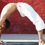 Utilizza soluzioni naturali come l'aceto bianco diluito in acqua per pulire il tappetino di yoga in modo efficace e rispettoso dell'ambiente