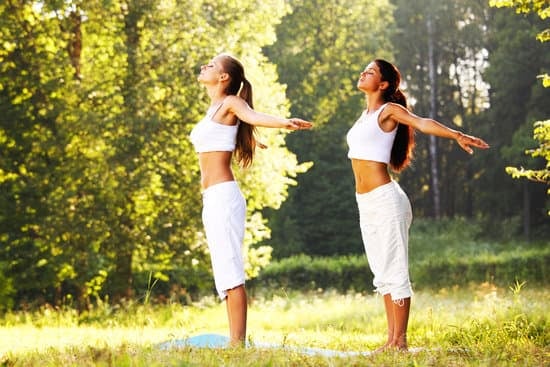 Scopri come aprire e promuovere un centro yoga con successo, dal marketing online alle partnership locali