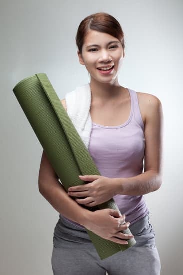 Come Allevaire Sensazione Di Nodo in Gola Yoga 15 Scopri come i praticanti di yoga possono alleviare la sensazione di nodo in gola con semplici esercizi di respirazione