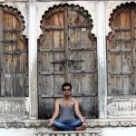 Come Vestirsi Yoga Scopri come vestirti per la pratica di yoga: consigli su abbigliamento e accessori adatti alla tua sessione