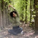 Che Cos'E' Lo Yoga Flow Scopri il significato di Yoga Flow e come questa pratica dinamica può migliorare il tuo benessere fisico e mentale