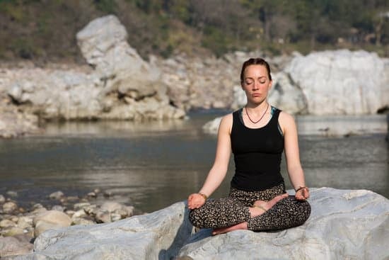 Scopri come respirare correttamente durante la pratica dello yoga per ottenere benefici fisici e mentali
