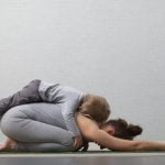 Che Cos'E' Vinyasa Yoga Riscaldato Vinyasa yoga riscaldato è uno stile dinamico di yoga che combina movimento fluido e sequenze di posizioni con il riscaldamento del corpo