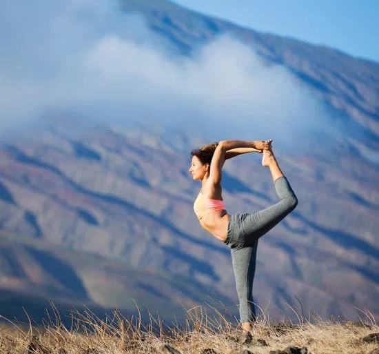 Riduci lo stress e migliora il benessere con A Yoga della Risata: una pratica divertente e benefica per tutti