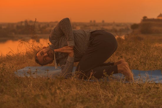 Come Funziona Lo Yoga 5 Scopri come funziona lo yoga: una pratica millenaria che combina movimenti fluidi, respirazione consapevole e meditazione per equilibrio e benessere