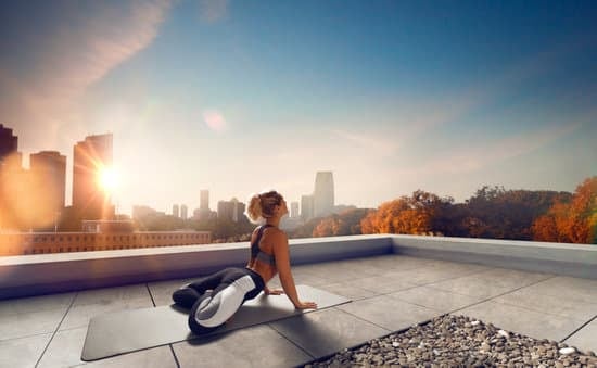 Che Cos'E' Lo Yoga Libro 1 Scopri le origini, le tecniche e i benefici dello yoga in questo appassionante libro: Che cos'è lo Yoga