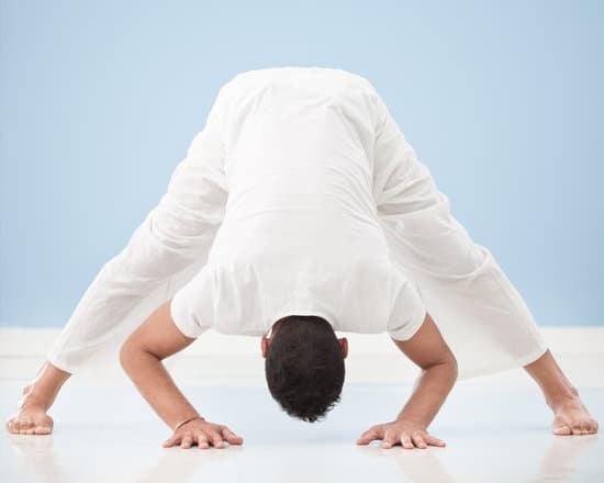 Scopri come si pratica lo yoga per migliorare la tua salute e il benessere