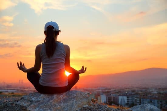 Che Cosa E' Hatha Yoga 1 Scopri che cos'è l'Hatha Yoga e i suoi benefici per la mente e il corpo