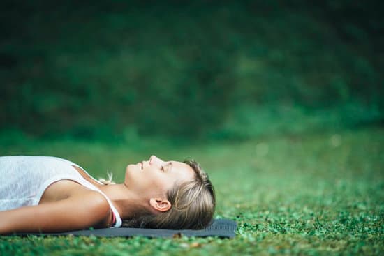 Sconfiggi l'ansia e lo stress con lo yoga: scopri i migliori esercizi per ritrovare la calma interiore