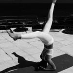 Che Fa Lo Yoga Sul Bagnasciuga Pratica yoga sul bagnasciuga per vivere il benessere