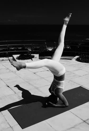 Pratica yoga sul bagnasciuga per vivere il benessere