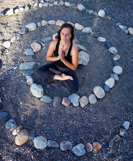 Scopri la pratica dinamica e potente del Vinyasa Power Yoga 30