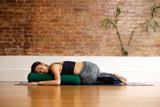 Scopri come cambiare le emozioni con lo yoga: 5 esercizi per liberarsi dallo stress e ritrovare la serenità