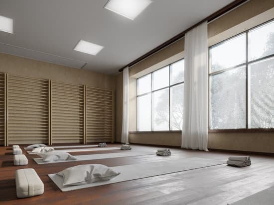 Che Tipo Yoga Seduto Davanti Al Mare 1 Scopri il tuo equilibrio interiore con lo yoga seduto davanti al mare