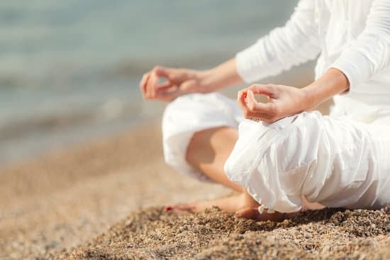 Che Cos'E' Hatha Yoga 1 Scopri la pratica antica di Hatha Yoga e i suoi benefici per il corpo e la mente