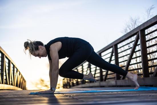 Utilizza un tappetino yoga antiscivolo per rendere la pratica più sicura