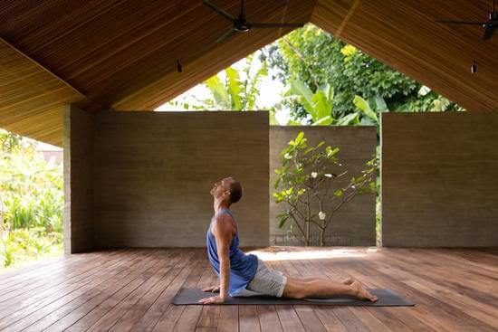 Come scegliere l'abbigliamento adeguato per praticare yoga